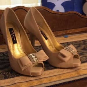 Taupe satin peep-toe w/ rhinestoned bows, sz. 6